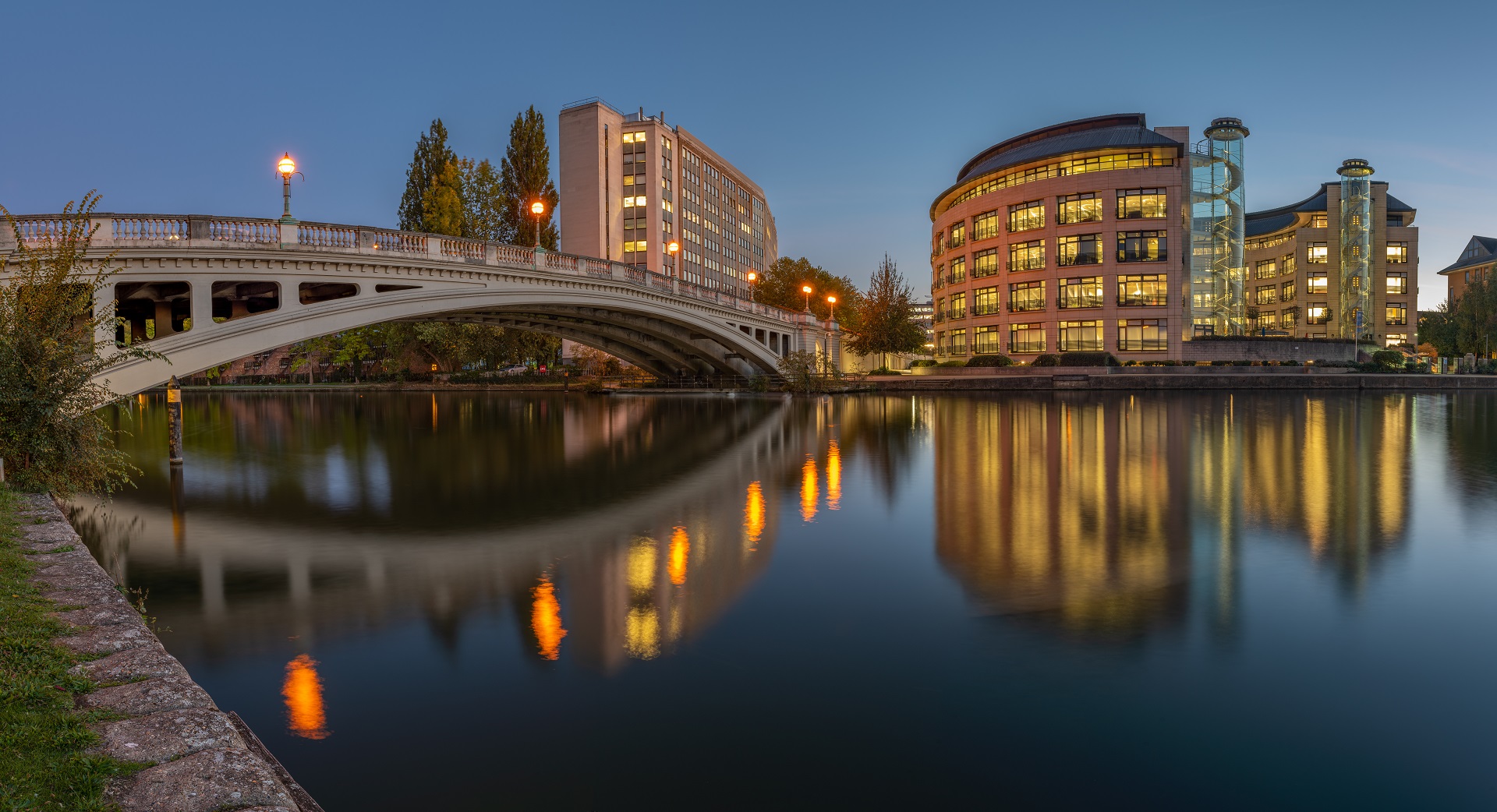 bridge over the river thames in reading